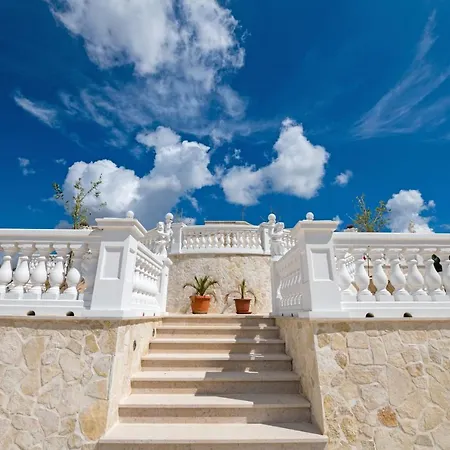 Clara Villa