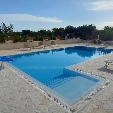 Clara Villa *